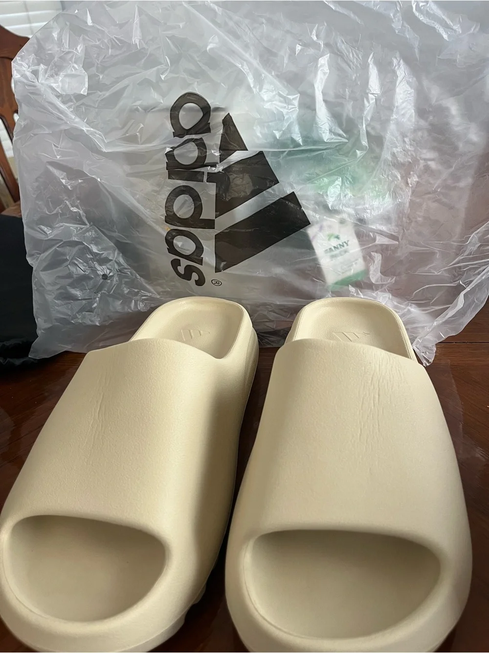 adidas unisex Yeezy size 10.5 Slide Sandal in Off-White/Cream